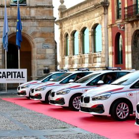 La compañía de renting de Autosa, AT Capital, hace entrega de la nueva flota de vehículos a la Policía Local de Gijón